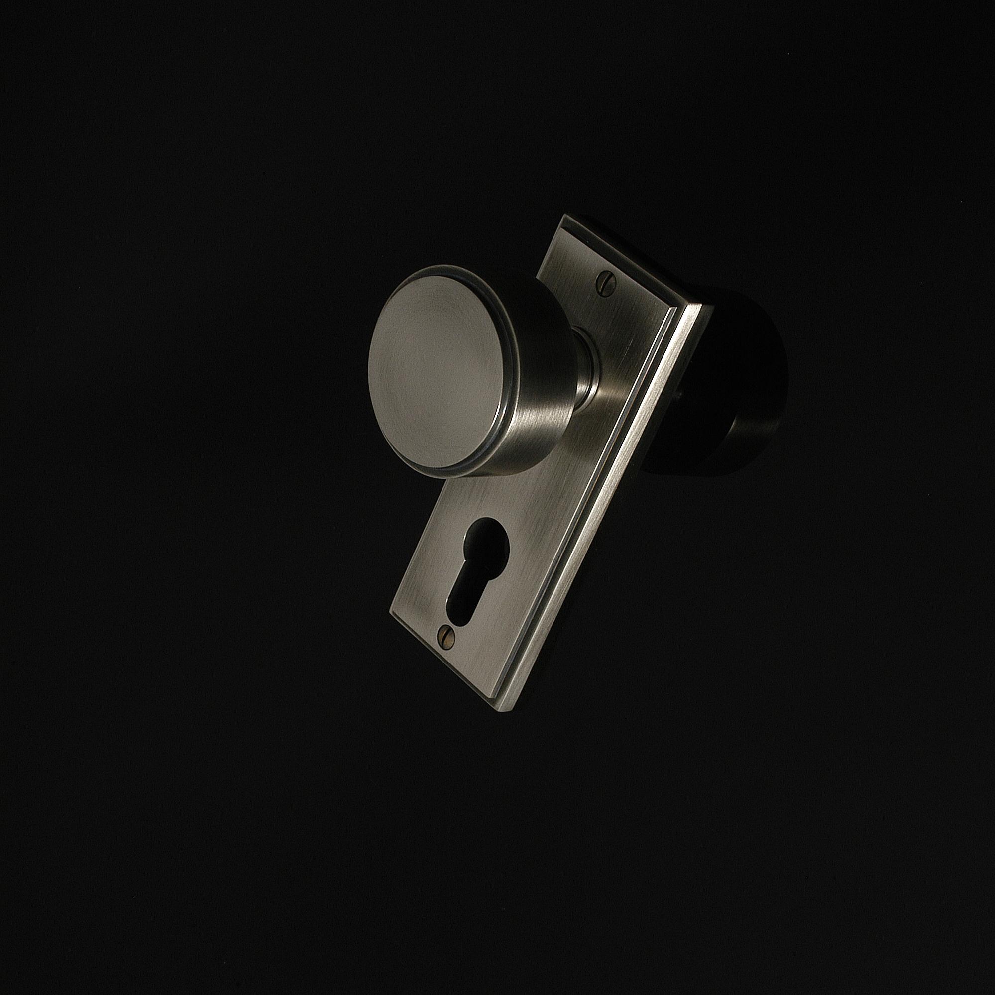 Compton Door Knob on Plate - Image 30